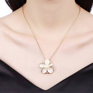 Elegant Noble Romantic Fashion Gold Plated Flower Pearl Necklace and Pendant